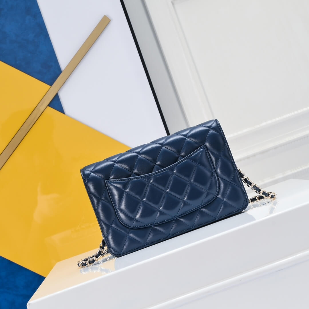 Ch**el classic chain wallet