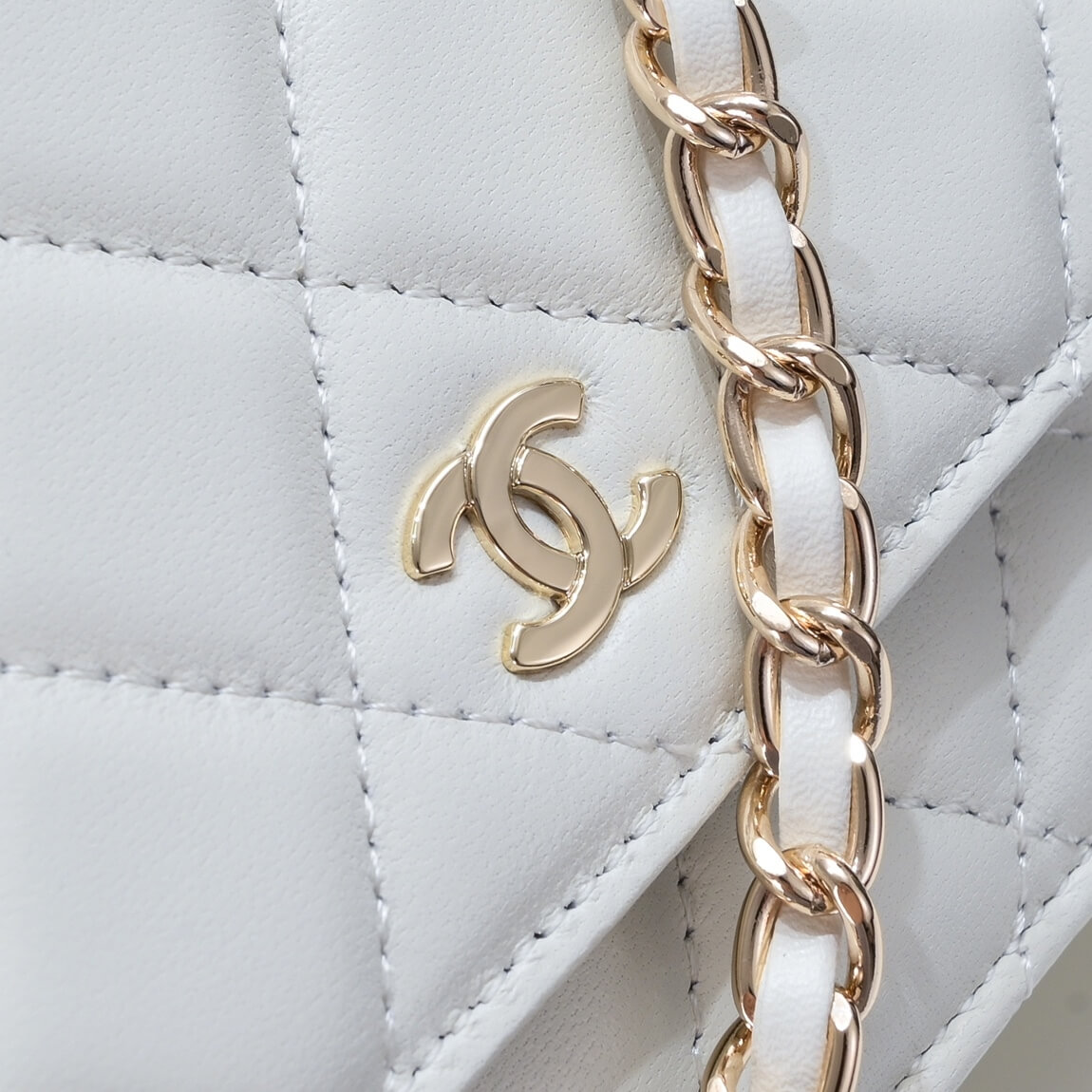 Ch**el classic chain wallet