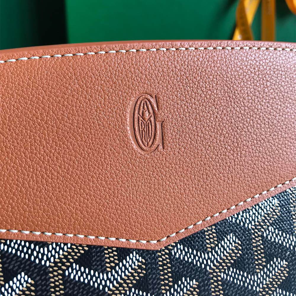 G09ard Structured Roulette PM Bag