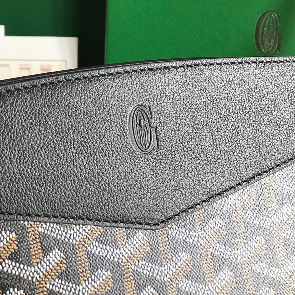G09ard Structured Roulette PM Bag