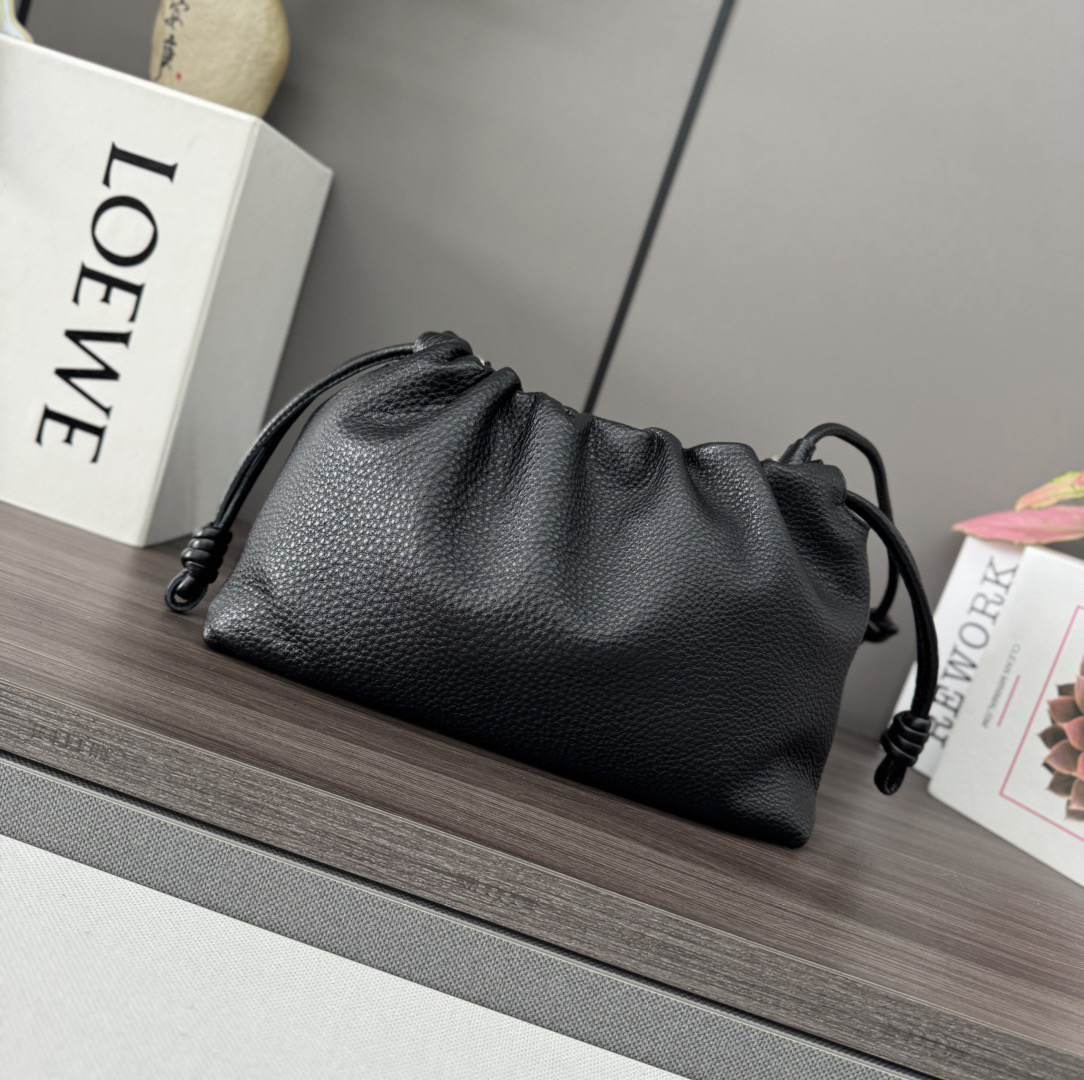 L0ew* Medium Flamenco purse in fine grained calfskin(HIGH-END GRADE)