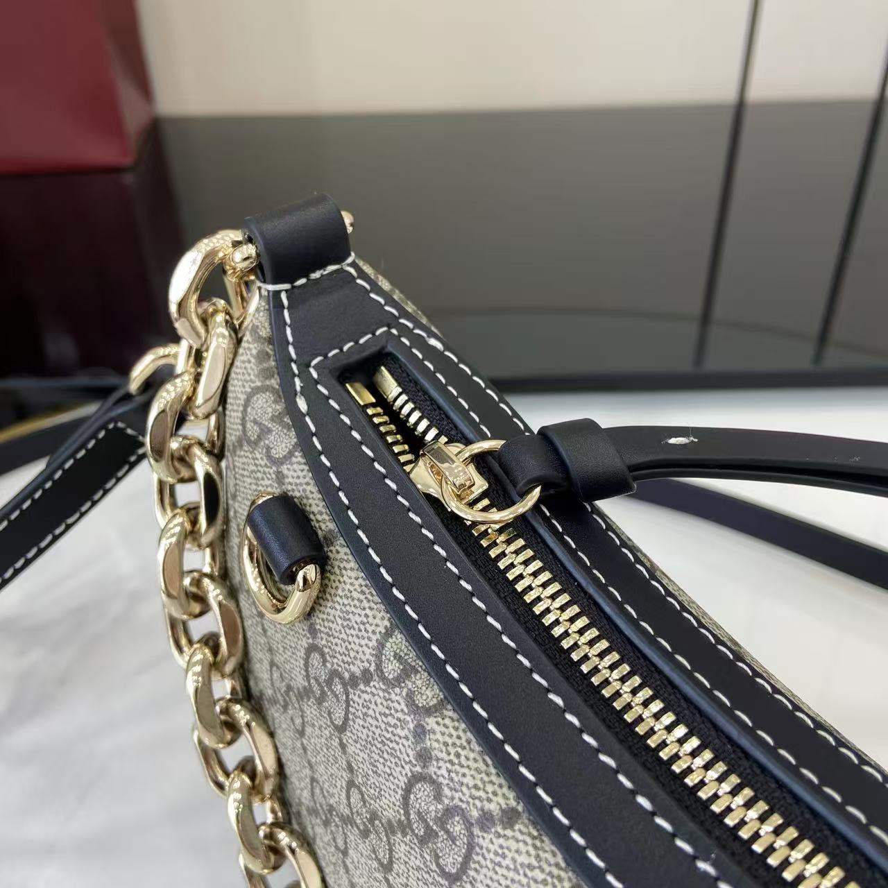 GG Emblem small shoulder bag